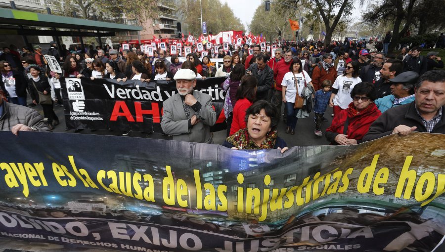 Miles de personas marcharon por la Alameda en recuerdo a las víctimas de la dictadura