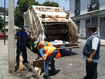 "Cuidemos Valparaíso y a sus trabajadores": Llaman a porteños y turistas a extremar precaución al botar vidrios y latas