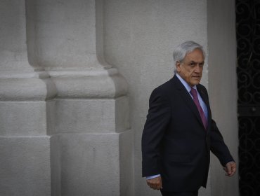 Cadem: Aprobación del presidente Piñera baja dos puntos y llega a un 30%