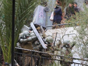 Volvieron los enfrentamientos en el Instituto Nacional: Carabineros ingresó tras recibir bombas molotov