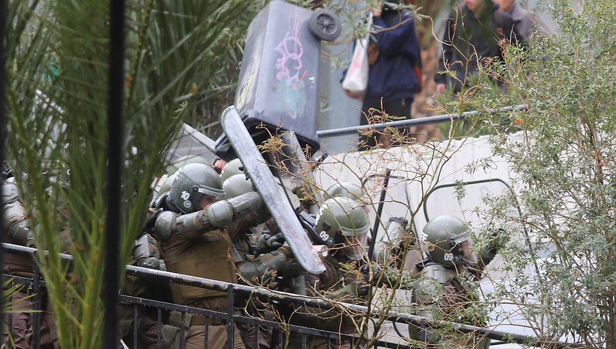 Volvieron los enfrentamientos en el Instituto Nacional: Carabineros ingresó tras recibir bombas molotov