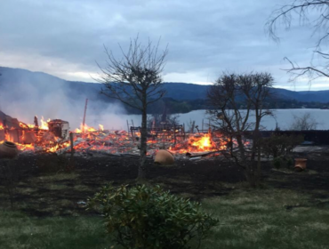 Desconocidos queman tres cabañas en el lago Lanalhue de la provincia de Arauco