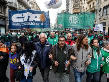 Trabajadores públicos de Argentina marcharon exigiendo el aumento de sus salarios