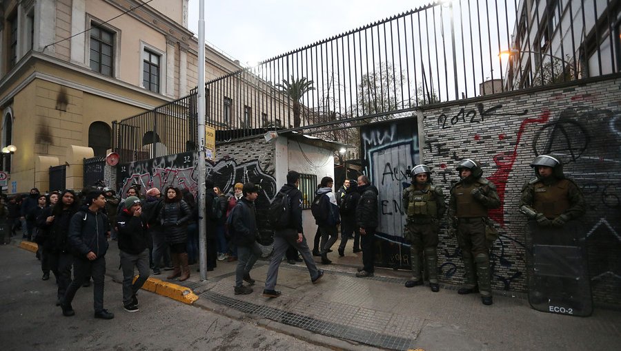 Contraloría declaró que revisión de mochilas en el Instituto Nacional es improcedente