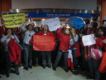 Unos 400 cajeros del Metro de Santiago iniciaron huelga legal por "turnos explotadores"