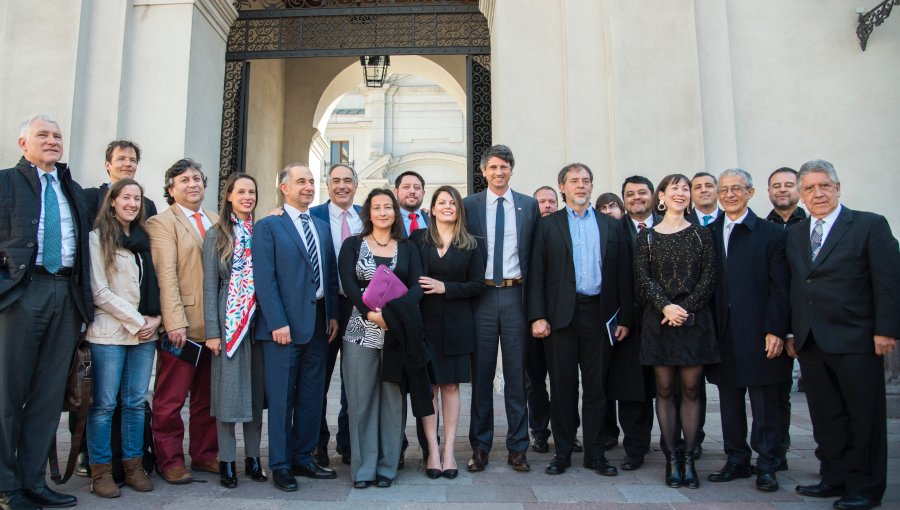 Senador Girardi y científicos entregan plan para desarrollar la inteligencia artificial en el país
