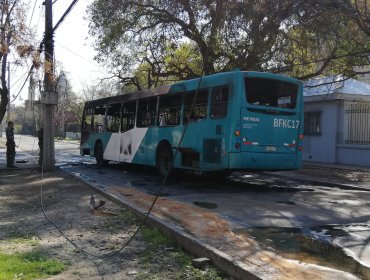 Queman bus del Transantiago en las cercanías del Internado Nacional Barros Arana