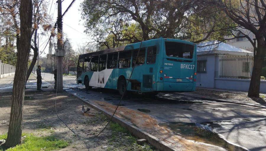 Queman bus del Transantiago en las cercanías del Internado Nacional Barros Arana