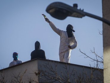 Nuevos incidentes en el Instituto Nacional: encapuchados lanzaron molotov a carabineros