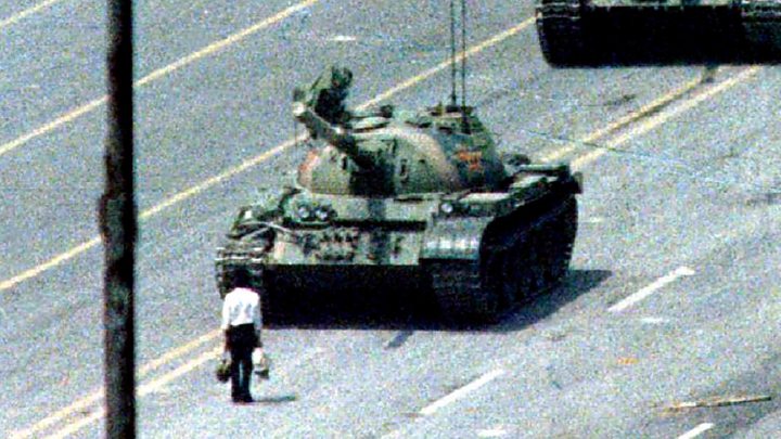 Charlie Cole, el fotógrafo del "Hombre del tanque", falleció a los 64 años