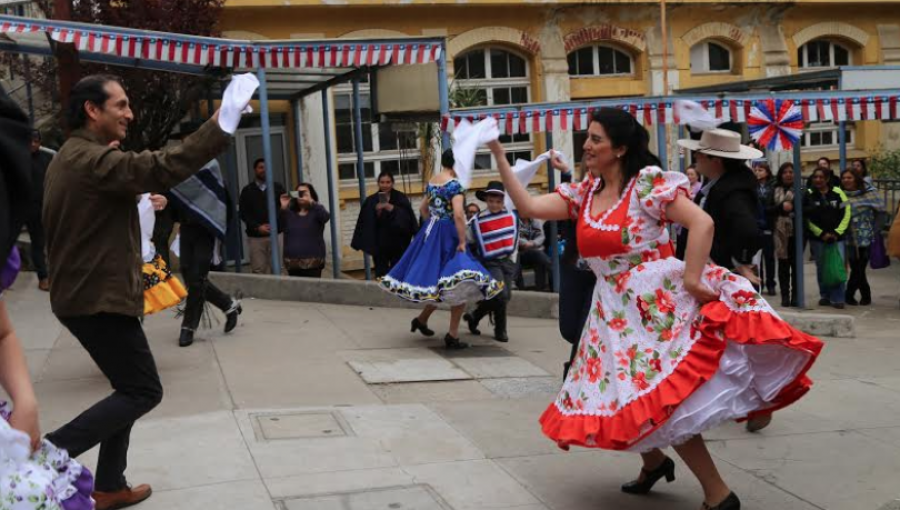 Hospital Van Buren de Valparaíso inició celebraciones patrias con tradicional esquinazo