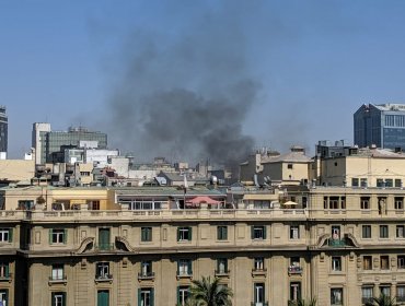 Incendio en Portal Fernández Concha generó masiva evacuación en el centro de Santiago