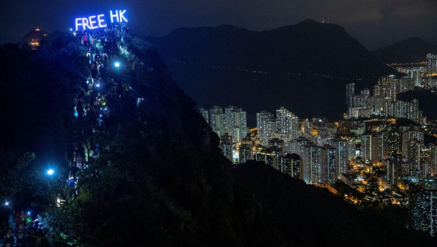 Curiosa manifestación en Hong Kong: miles de personas subieron a dos colinas a iluminar la ciudad