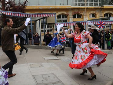 Hospital Van Buren de Valparaíso inició celebraciones patrias con tradicional esquinazo