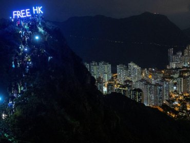 Curiosa manifestación en Hong Kong: miles de personas subieron a dos colinas a iluminar la ciudad