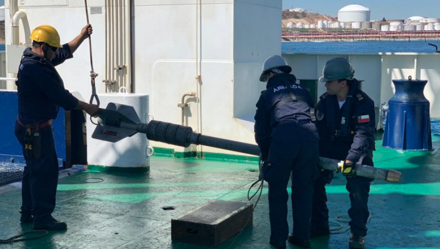 Buque científico de la Armada busca la fuente del frecuente varamiento de carbón en playa de Puchuncaví