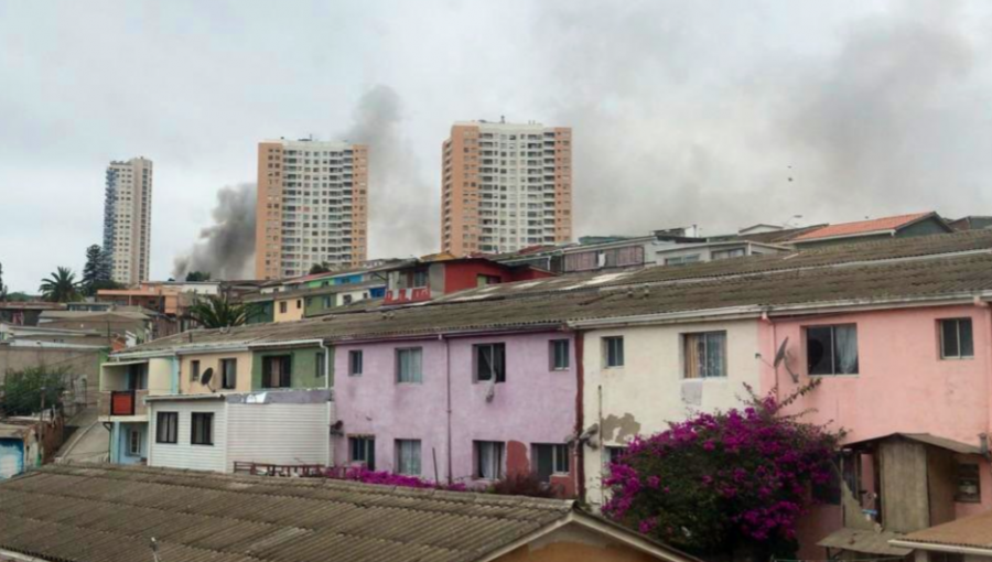 Una vivienda resultó dañada por incendio en el cerro Larraín de Valparaíso: hay un lesionado