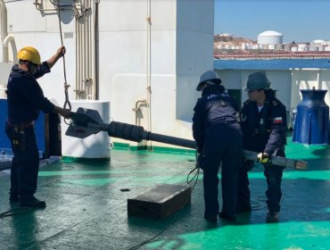 Buque científico de la Armada busca la fuente del frecuente varamiento de carbón en playa de Puchuncaví