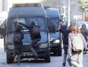 Encapuchados lanzaron bombas molotov a carabineros en el Instituto Nacional