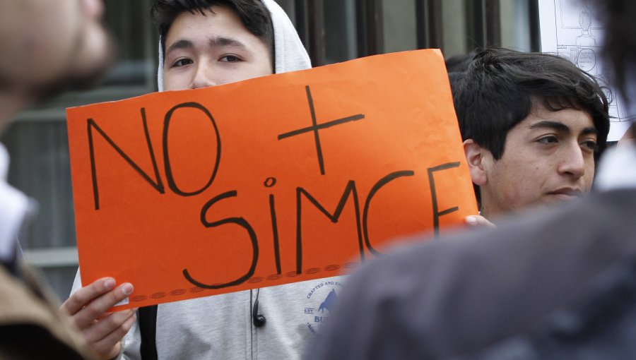 Avanza en el Senado proyecto que elimina publicidad del Simce por colegios