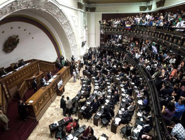 Chavismo firma acuerdo con sector de la oposición para que su bancada regrese al Parlamento