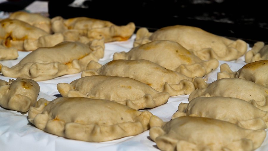 Municipalidad de Maipú asegura que millonario costo de empanadas "se ajusta a derecho"
