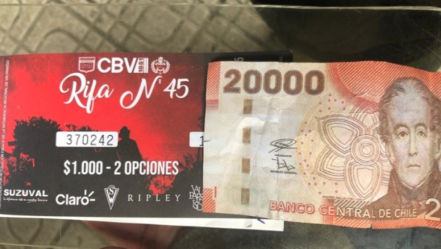 Hombre estafó a Bomberos de Valparaíso: pagó dos números de rifa con billete falso