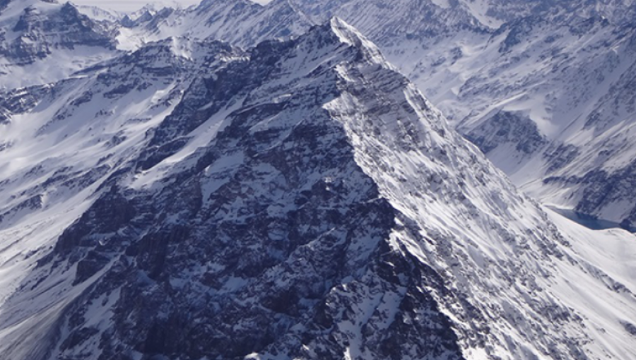 Excursionista alcanzado por avalancha en Los Andes sigue sin ser encontrado por rescatistas