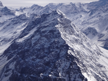 Excursionista alcanzado por avalancha en Los Andes sigue sin ser encontrado por rescatistas