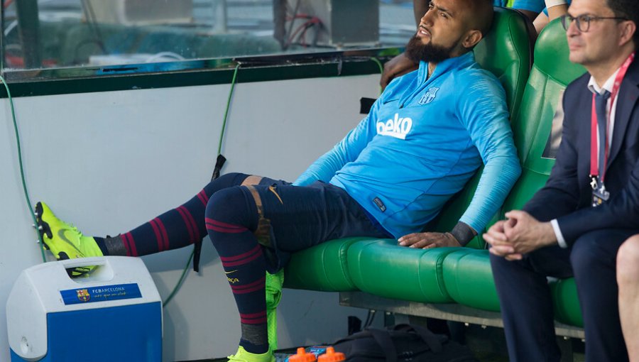 Arturo Vidal fue suplente y no ingresó en el empate entre Barcelona y Dortmund