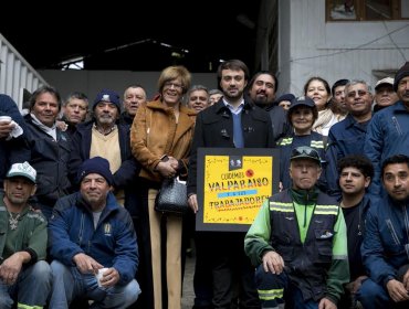 Reiteran llamado a cuidar a funcionarios del aseo de Valparaíso separando latas, vidrios y pinchos