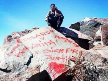 Pareja selló su amor rayando rocas en la cumbre de La Campana: arriesgan acciones legales