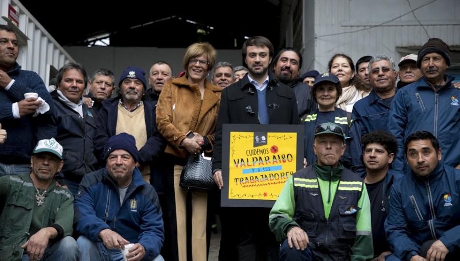 Reiteran llamado a cuidar a funcionarios del aseo de Valparaíso separando latas, vidrios y pinchos