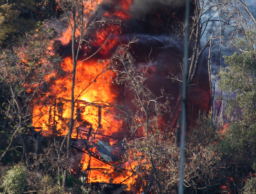 Incendio en la ladera sur del cerro San Cristóbal fue controlado por equipos de emergencia