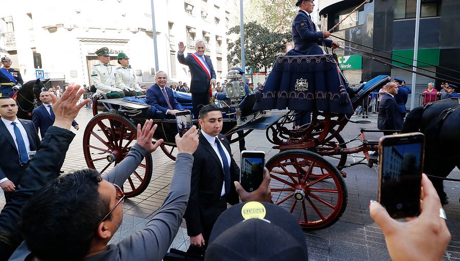 El doble chascarro que sufrió Piñera a bordo del carruaje presidencial