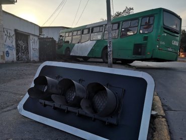 Bus del Transantiago chocó dos vehículos y un árbol para luego estrellarse contra una casa