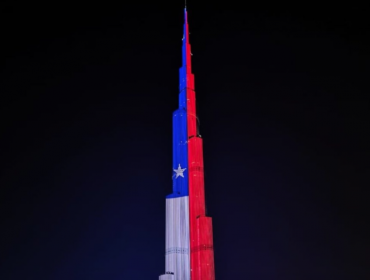 Ministro Monckeberg atribuye a Piñera la iluminación de la torre Burj Khalifa con colores de bandera chilena