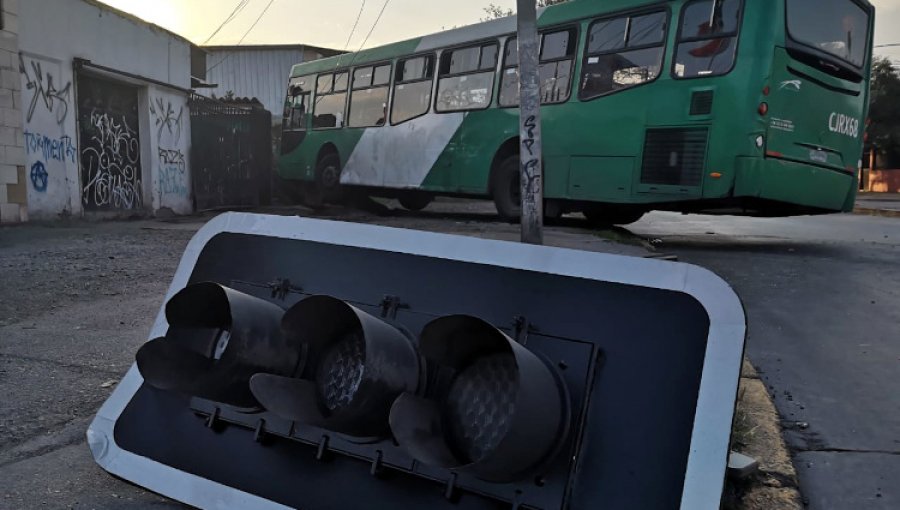 Bus del Transantiago chocó dos vehículos y un árbol para luego estrellarse contra una casa