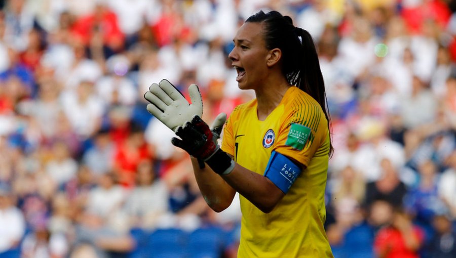 Tiane Endler podría ser premiada este lunes como la mejor arquera del mundo