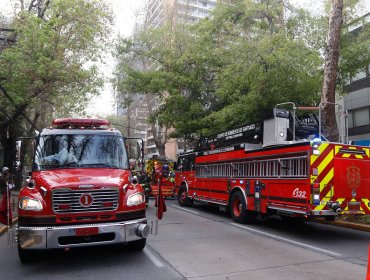 Incendio en bodega subterránea moviliza a equipos de emergencia de Providencia