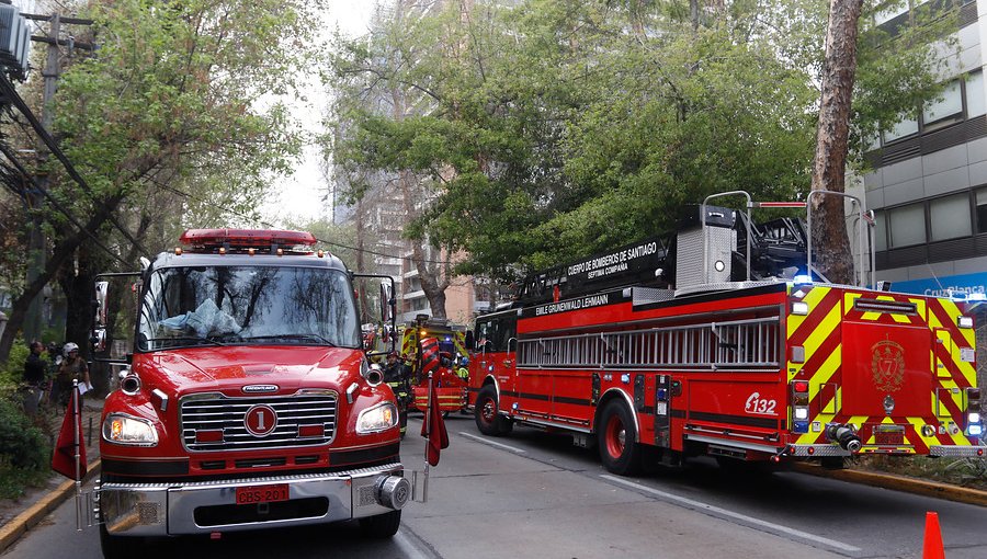 Incendio en bodega subterránea moviliza a equipos de emergencia de Providencia