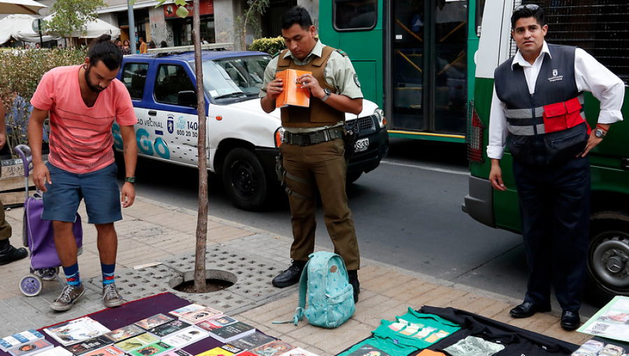 Municipio de Santiago ofició a instituciones públicas para que sus funcionarios no compren a comerciantes ambulantes