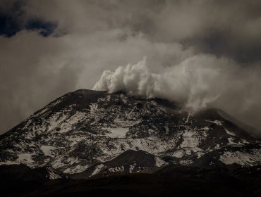 Cenizas del volcán Nevados de Chillán caen sobre Las Trancas y alrededores