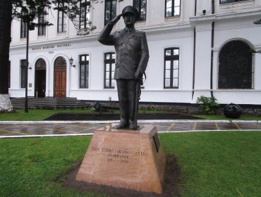 Ex presos políticos exigen a la justicia el retiro de la estatua de José Toribio Merino desde el Museo Naval de Valparaíso