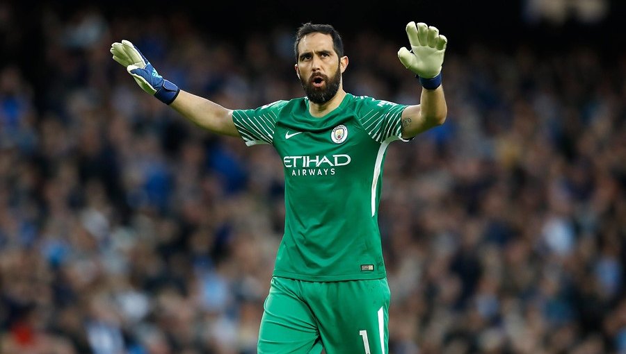 Claudio Bravo sería titular en duelo del Manchester City por Copa de la Liga inglesa