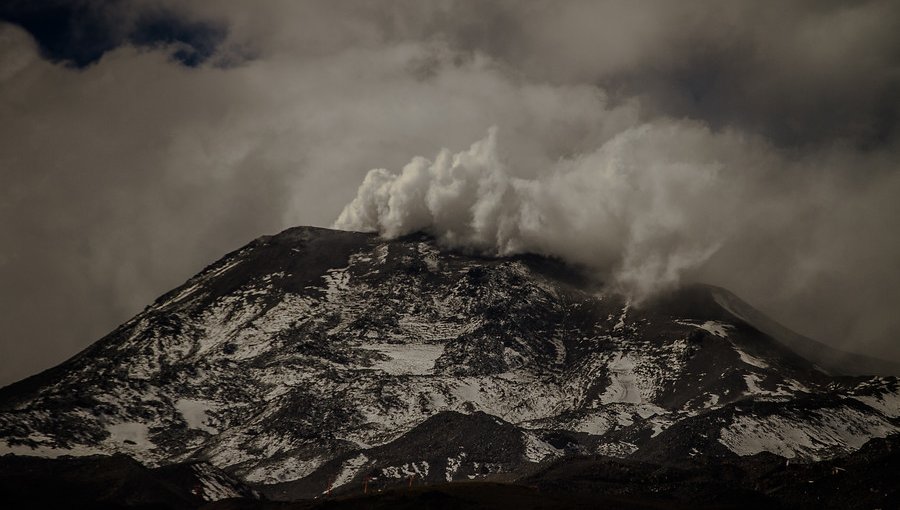 Cenizas del volcán Nevados de Chillán caen sobre Las Trancas y alrededores