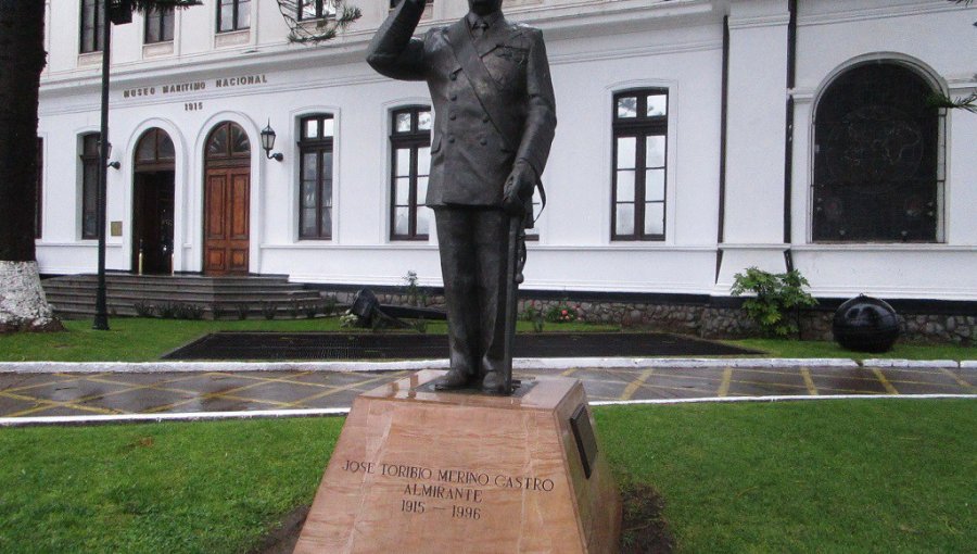 Ex presos políticos exigen a la justicia el retiro de la estatua de José Toribio Merino desde el Museo Naval de Valparaíso