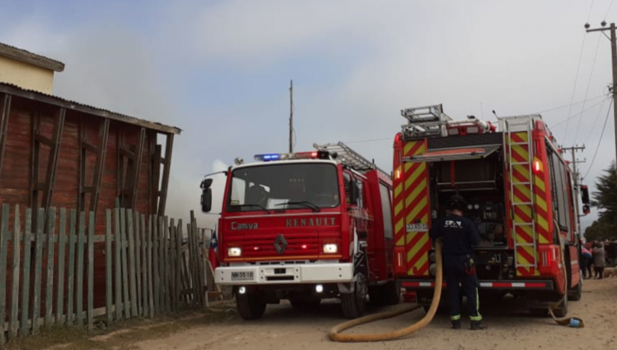 Incendio en la parte alta de Viña del Mar consumió una vivienda de material ligero