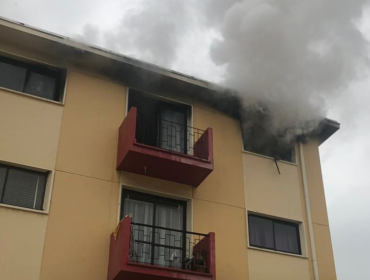 Incendio dejó con daños totales a todo un piso de un edificio del plan de Valparaíso