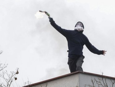 Encapuchados lanzaron nuevamente bombas molotov desde el Instituto Nacional